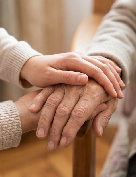 外籍看護照顧老人,握住老人的手示意圖