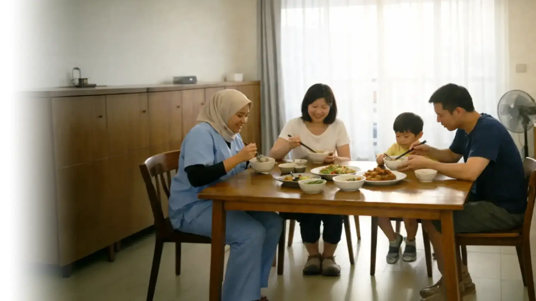 外籍看護與台灣雇主一家人同桌吃飯